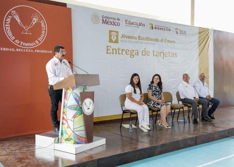 Encabeza el rector Dámaso Anaya entrega de becas a 493 estudiantes de la UAT