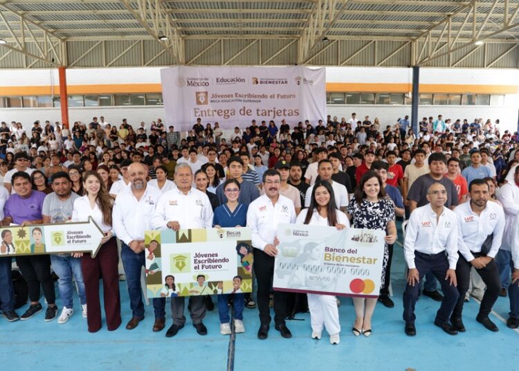 Encabeza el rector Dámaso Anaya entrega de becas a 493 estudiantes de la UAT