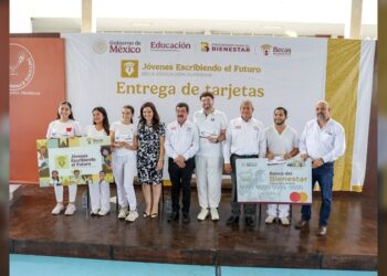 Encabeza el rector Dámaso Anaya entrega de becas a 493 estudiantes de la UAT