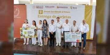 Encabeza el rector Dámaso Anaya entrega de becas a 493 estudiantes de la UAT