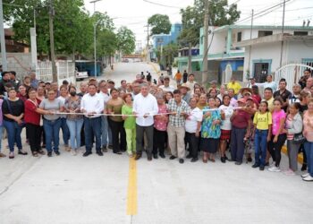 Entrega AMM pavimentación e iluminación solar en la colonia Tampico-Altamira