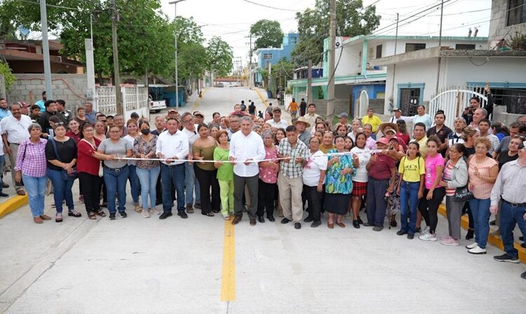 Entrega AMM pavimentación e iluminación solar en la colonia Tampico-Altamira
