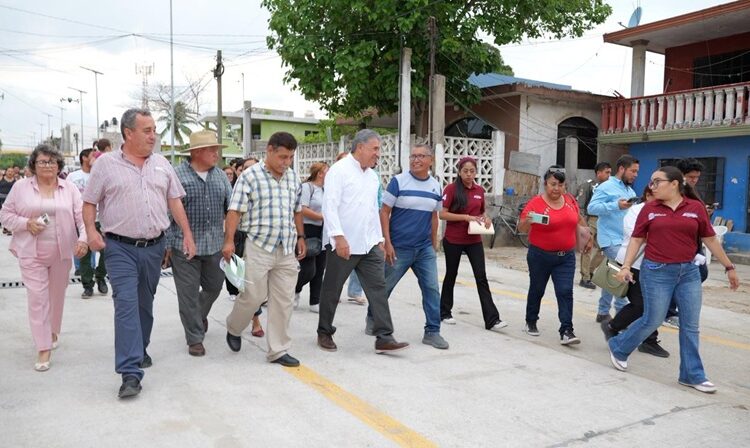 Entrega AMM pavimentación e iluminación solar en la colonia Tampico-Altamira