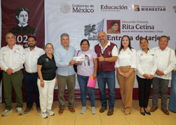Entrega Armando Martínez tarjetas del programa de becas “Rita Cetina”