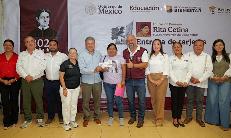 Entrega Armando Martínez tarjetas del programa de becas “Rita Cetina”