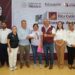 Entrega Armando Martínez tarjetas del programa de becas “Rita Cetina”