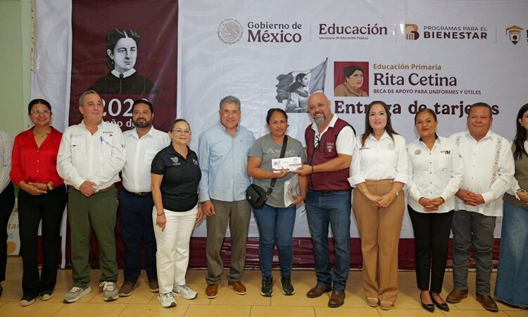 Entrega Armando Martínez tarjetas del programa de becas “Rita Cetina”