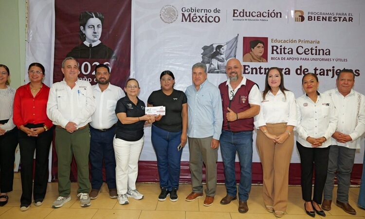 Entrega Armando Martínez tarjetas del programa de becas “Rita Cetina”
