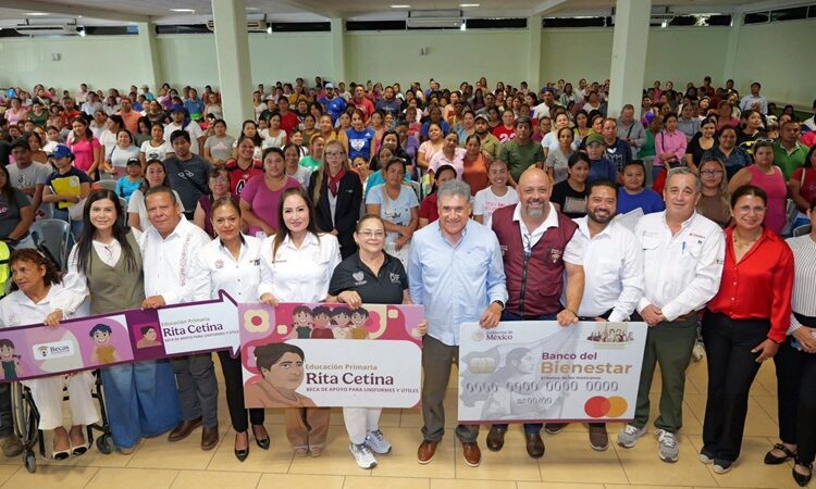Entrega Armando Martínez tarjetas del programa de becas “Rita Cetina”