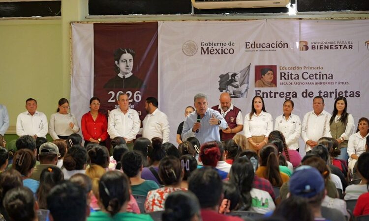 Entrega Armando Martínez tarjetas del programa de becas “Rita Cetina”