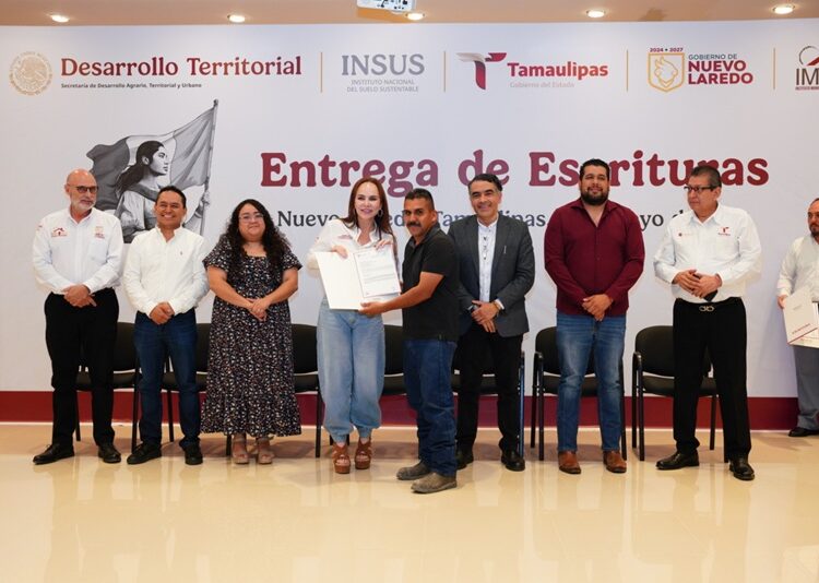 Entrega Carmen Lilia 200 escrituras gratuitas a familias de NLD
