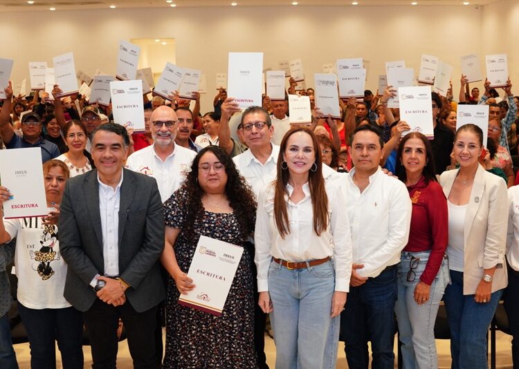 Entrega Carmen Lilia 200 escrituras gratuitas a familias de NLD