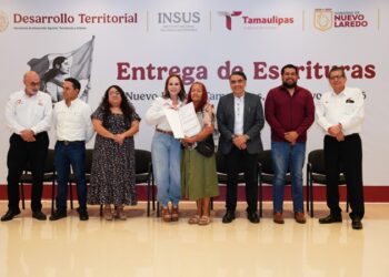Entrega Carmen Lilia 200 escrituras gratuitas a familias de NLD