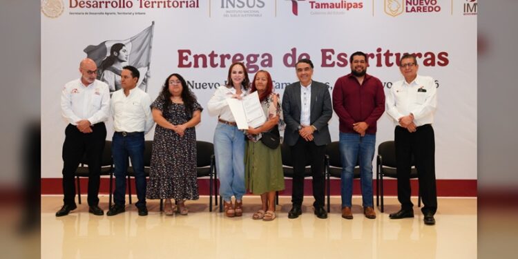 Entrega Carmen Lilia 200 escrituras gratuitas a familias de NLD