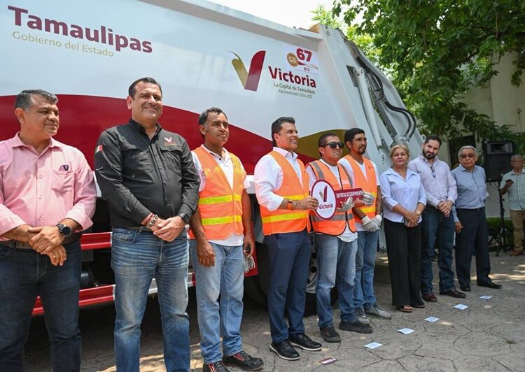 Entrega Lalo Gattás otro nuevo camión recolector de basura