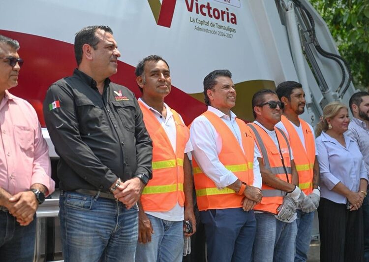 Entrega Lalo Gattás otro nuevo camión recolector de basura