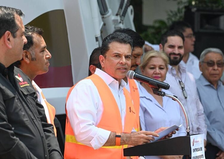 Entrega Lalo Gattás otro nuevo camión recolector de basura