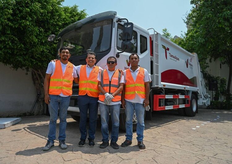 Entrega Lalo Gattás otro nuevo camión recolector de basura