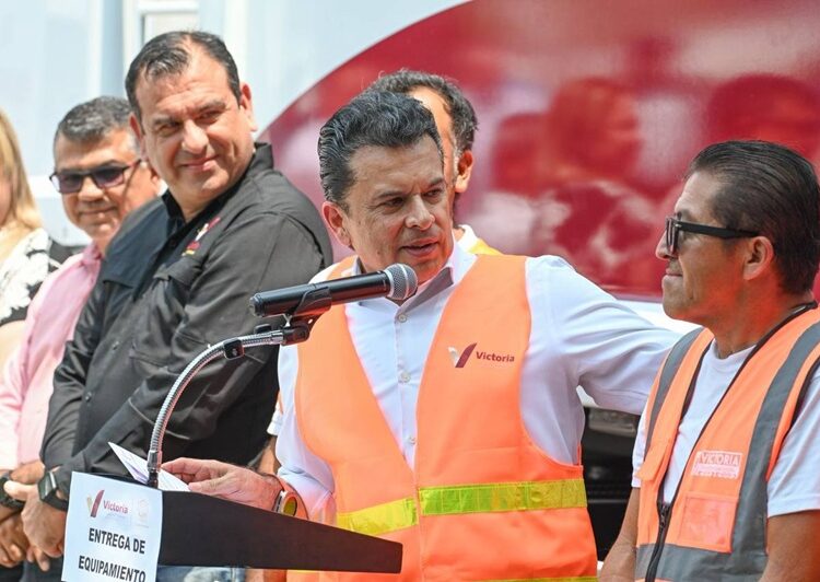 Entrega Lalo Gattás otro nuevo camión recolector de basura