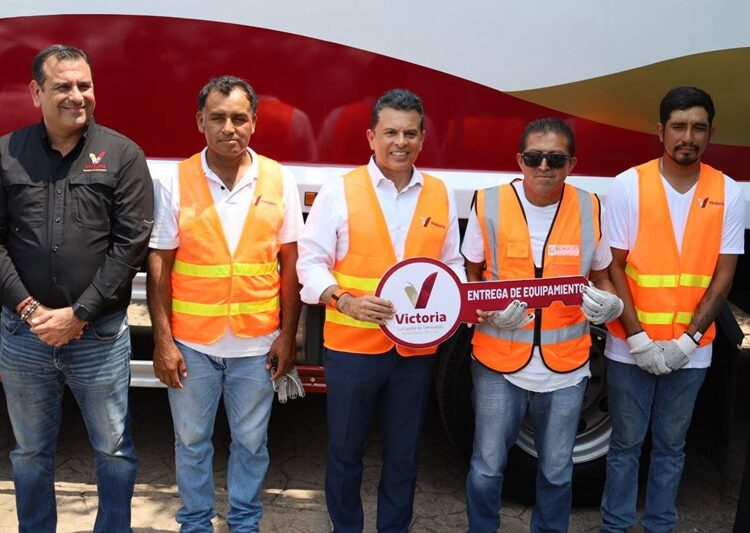 Entrega Lalo Gattás otro nuevo camión recolector de basura