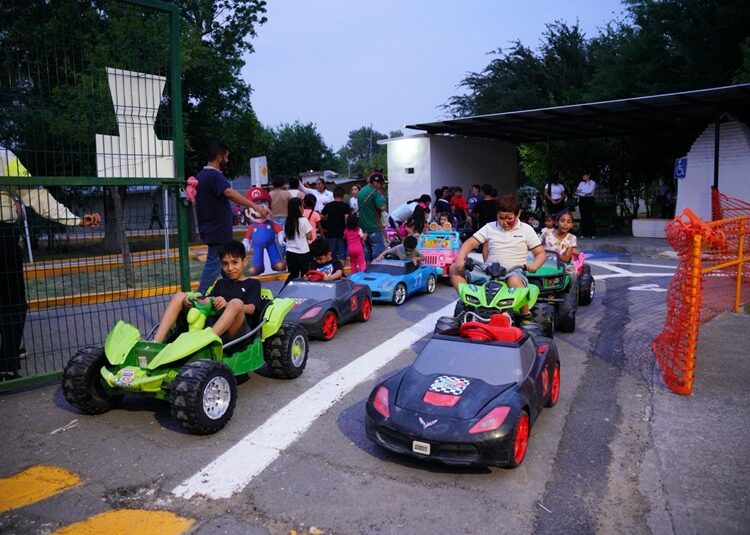 Familias celebran el ‘Día del Niño’ en un festival del Gobierno y DIF NLD