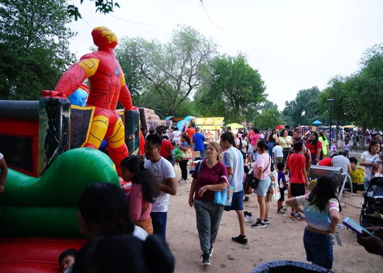 Familias celebran el ‘Día del Niño’ en un festival del Gobierno y DIF NLD