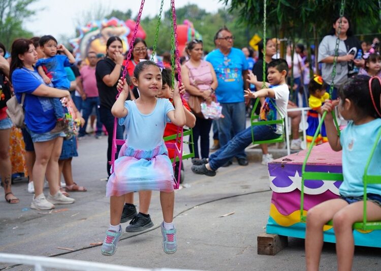Familias celebran el ‘Día del Niño’ en un festival del Gobierno y DIF NLD