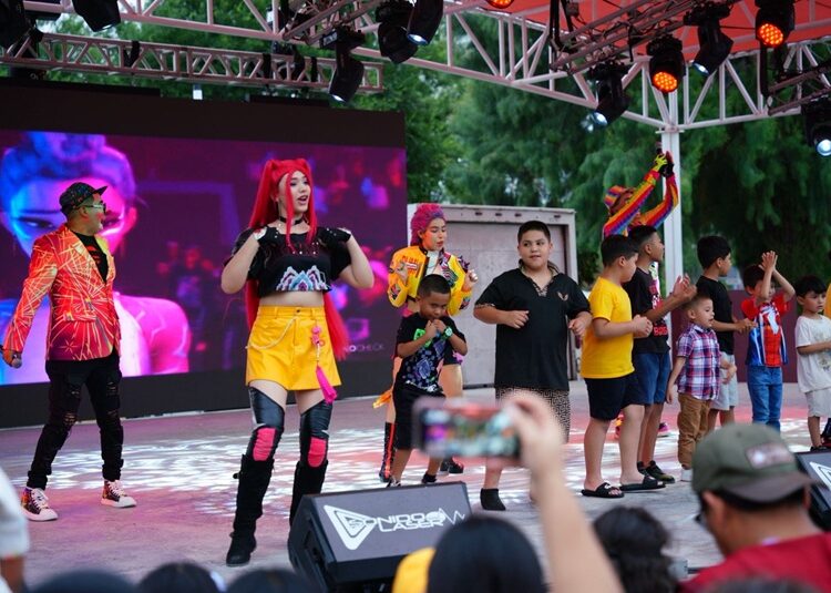 Familias celebran el ‘Día del Niño’ en un festival del Gobierno y DIF NLD