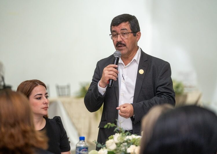 Festejan a maestros de Familia UAT