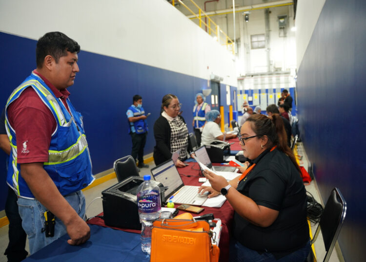 Gobierno de NLD acerca servicios y trámites a empleados de Medline Oradel