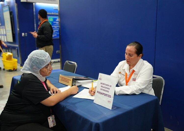 Gobierno de NLD acerca servicios y trámites a empleados de Medline Oradel