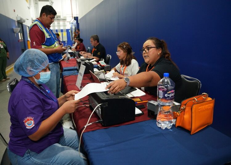 Gobierno de NLD acerca servicios y trámites a empleados de Medline Oradel