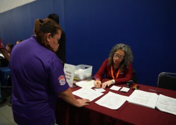 Gobierno de NLD acerca servicios y trámites a empleados de Medline Oradel