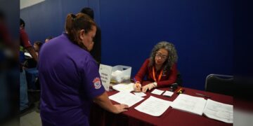 Gobierno de NLD acerca servicios y trámites a empleados de Medline Oradel