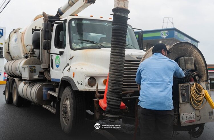 JAD de Matamoros limpia red pluvial en avenida Lauro Villar para prevenir encharcamientos