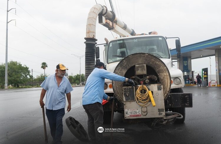 JAD de Matamoros limpia red pluvial en avenida Lauro Villar para prevenir encharcamientos