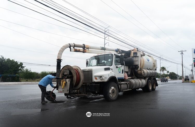 JAD de Matamoros limpia red pluvial en avenida Lauro Villar para prevenir encharcamientos