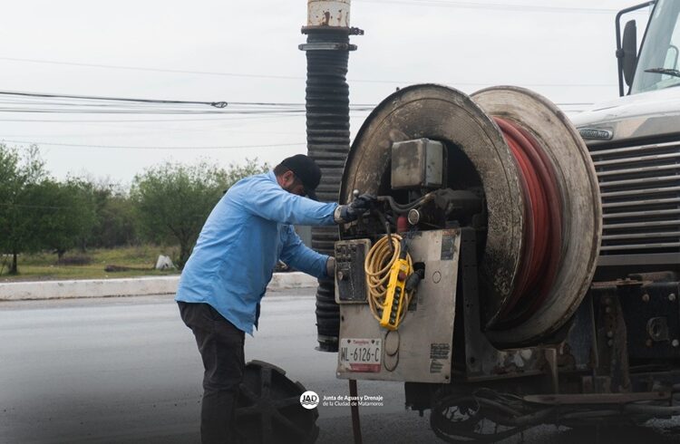 JAD de Matamoros limpia red pluvial en avenida Lauro Villar para prevenir encharcamientos