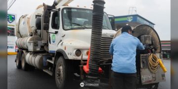 JAD de Matamoros limpia red pluvial en avenida Lauro Villar para prevenir encharcamientos