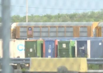 Joven de 14 años entre los 6 cuerpos encontrados dentro de un vagón en TX