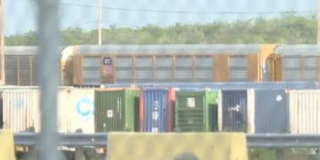Joven de 14 años entre los 6 cuerpos encontrados dentro de un vagón en TX