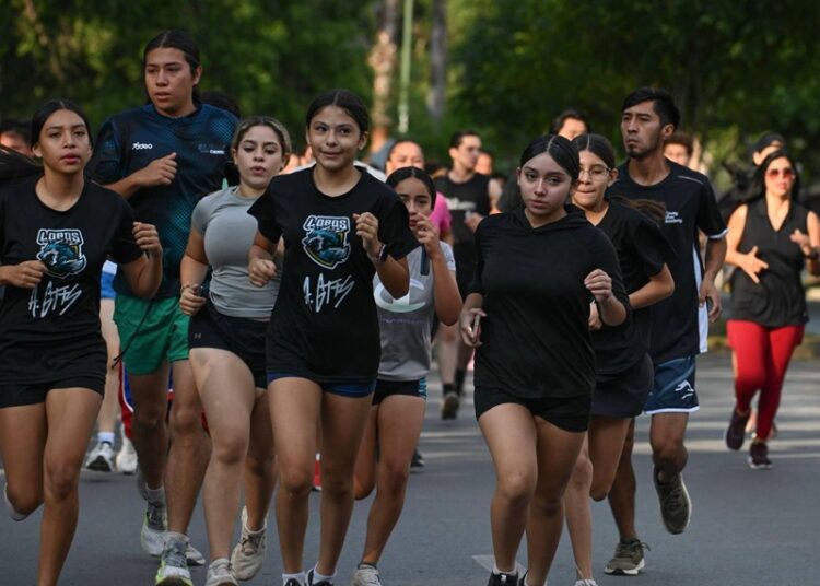 Participan Lucy y Lalo en carrera con causa del IVJUVE