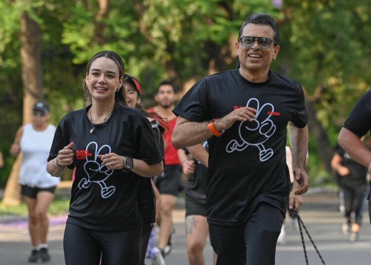 Participan Lucy y Lalo en carrera con causa del IVJUVE