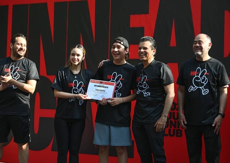 Participan Lucy y Lalo en carrera con causa del IVJUVE