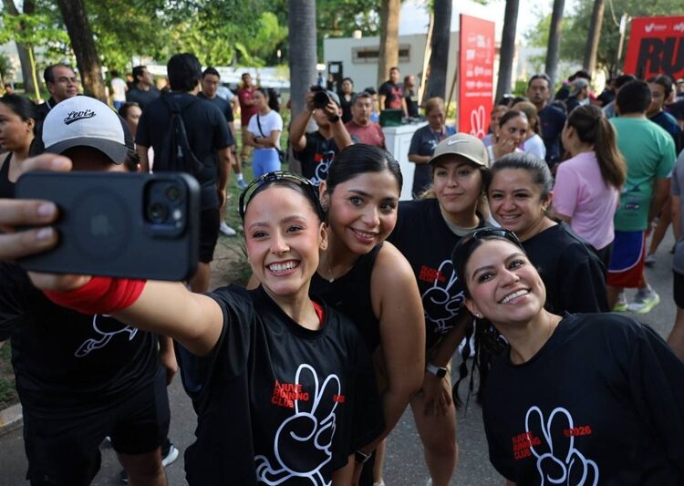 Participan Lucy y Lalo en carrera con causa del IVJUVE