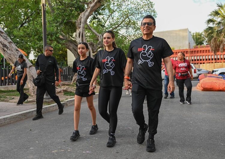 Participan Lucy y Lalo en carrera con causa del IVJUVE
