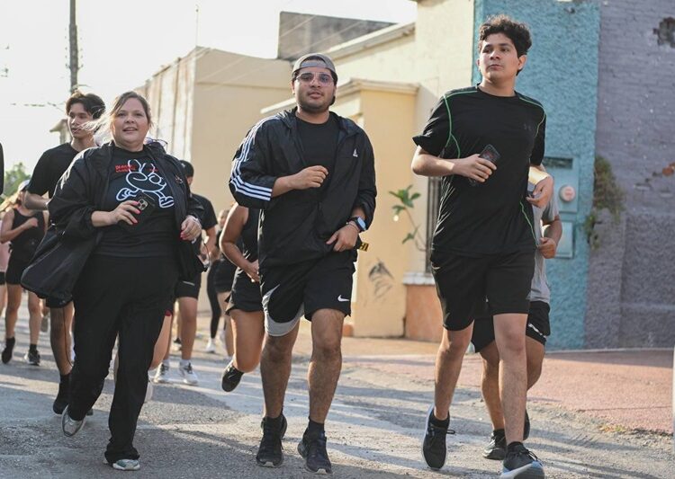 Participan Lucy y Lalo en carrera con causa del IVJUVE