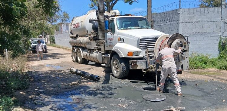 Proporciona COMAPA Altamira mantenimiento a pozos de visita
