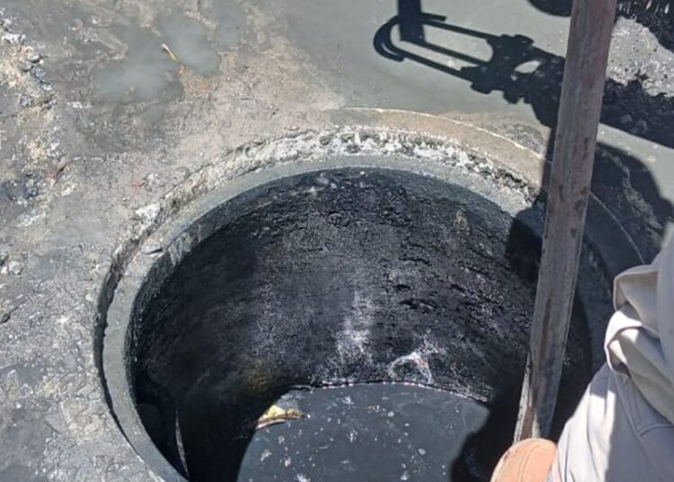 Proporciona COMAPA Altamira mantenimiento a pozos de visita