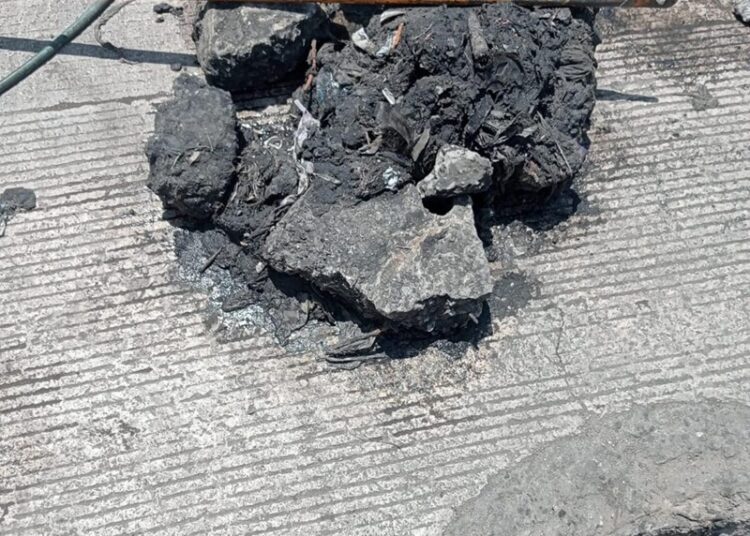 Proporciona COMAPA Altamira mantenimiento a pozos de visita